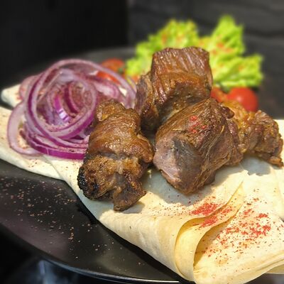 Шашлык из свинины в ланч-боксе в Мангал Кебаб по цене 570 ₽