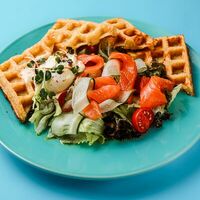 Картофельные вафли с лососем и яйцом пашот в сливочно-горчичном соусе в Coffee Cake