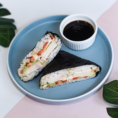 Суши-сэндвич с курицей в Pokemania по цене 559 ₽