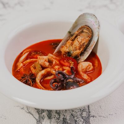 Томатный суп с морепродуктами в Сакура по цене 350 ₽