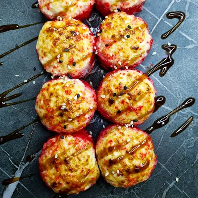 Запеченный ролл Сяке яки в Sushitop по цене 635 ₽