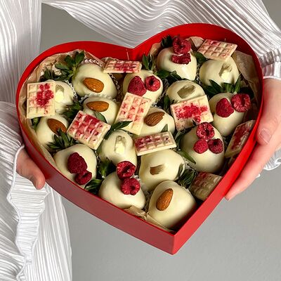 Клубничный набор Сердце среднее в Клубника по цене 4990 ₽