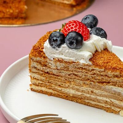 Медовик в Mosdesserts по цене 590 ₽