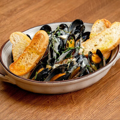 Мидии с хрустящей чиабаттой в сливочном соусе в Il Pizzaiolo по цене 1650 ₽