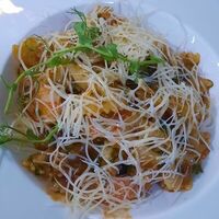 Паста с креветками в остром томатном соусе в Россвик