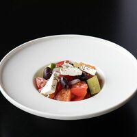 Салат из свежих овощей с оливками в STG CAFE