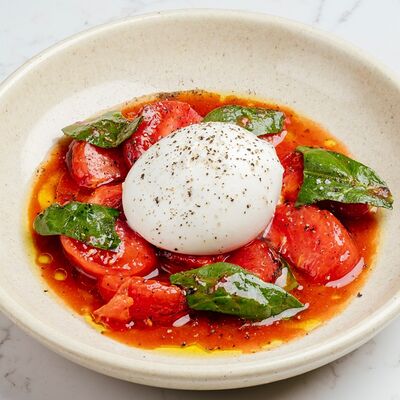 Буррата с печёными томатами и томатным понзу в Hello Wine по цене 730 ₽