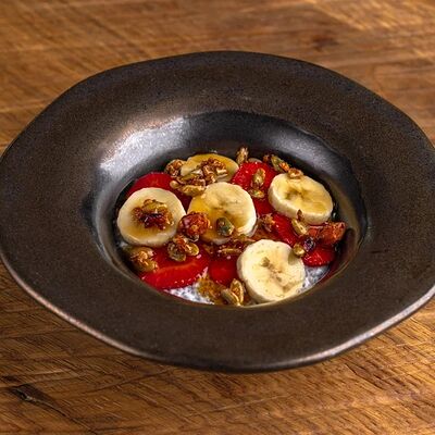 Чиа-пудинг с клубникой, бананом и медом алоэ в Горыныч по цене 620 ₽