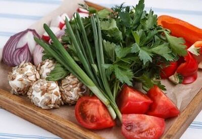 Свежая зелень с домашней брынзой и помидорами в Одесса-мама по цене 790
