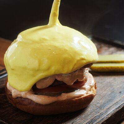 Первый Сырный бургерв Первый сырный бар Friends по цене 850 ₽