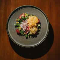 Салат с кукурузой гриль, крабом и чили-майо в Tre/Quarti