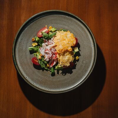 Салат с кукурузой гриль, крабом и чили-майо в Tre/Quarti по цене 940 ₽