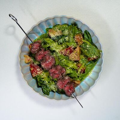 Салат с печеной телятиной и молодым салатом в Гоголь по цене 820 ₽