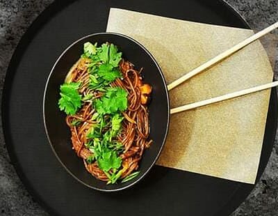 Гречневая соба с говядиной, шиитаке в соусе пад-тай в Papaya по цене 576 ₽