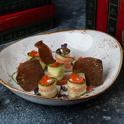 Гравлакс с творожным сыром и икрой тобико в McKey Pub & Restauraunt по цене 760 ₽