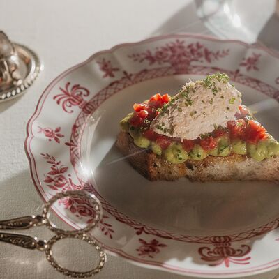 Тартин с тунцом, гуакамоле и сладкими томатамив Salone pasta & bar по цене 850 ₽