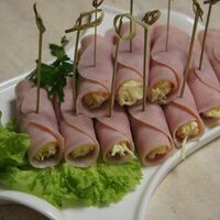 Рулетики из ветчины с сыром и яйцом в Le Buffet