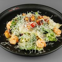 Салат Цезарь с креветками в Meat & Grill