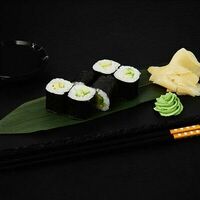 Ролл с авакадо в Akatsuki Sushi