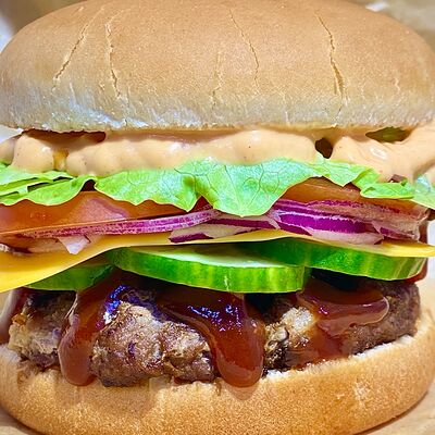 Американский бургер с говяжьей котлетой в ЗА ОБЕ ЩЁКИ по цене 320 ₽