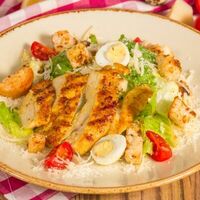 Салат Цезарь с цыплёнком на гриле в Луиджи & Тосё