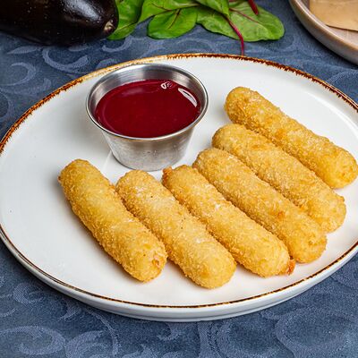 Сыр фри с брусничным соусом в Космос по цене 350 ₽