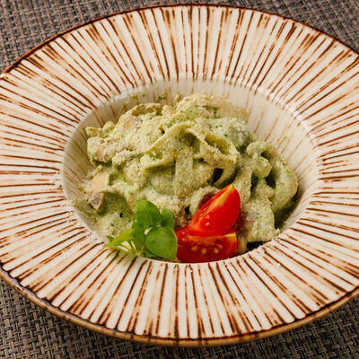 Фетучини с куриной грудкой, грибами и соусом песто в YUMMY по цене 800 ₽