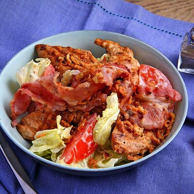 Салат с курицей и беконом в Андеграунд Pizza & Sushi по цене 357 ₽