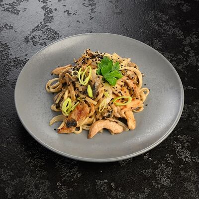 Удон с курицей и грибами в Суши Профи по цене 569 ₽