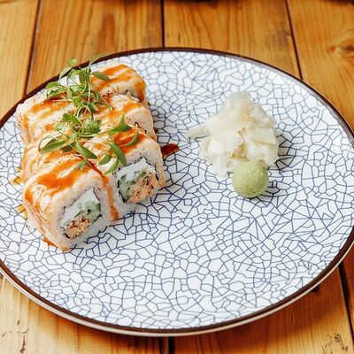 Ролл с лососем татаки в Эбби Noodles & Sushi Bar по цене 580