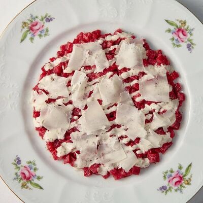 Тартар из говядины с трюфельным соусом и картофелем фри в Ava по цене 1190 ₽