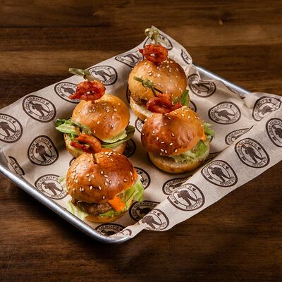 Мини-бургеры в John Gilroys по цене 870 ₽