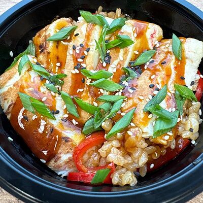 Крабовый омлет с жареным рисом и соусом терияки в Ostrov по цене 585 ₽