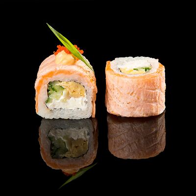 Ролл с опаленным лососем в Вкус и лосось по цене 705