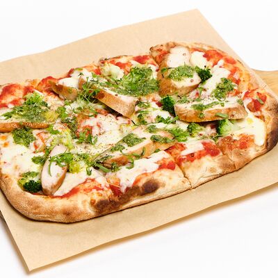 Пицца с курицей брокколи и песто в Ciro bistro по цене 950 ₽