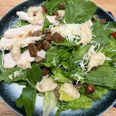 Салат Цезарь в Yosera по цене 540 ₽