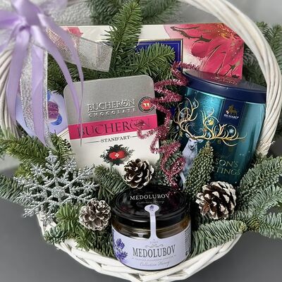 Новогодняя подарочная корзина №17 в Buketonline - Съедобные букеты и клубника в шоколаде по цене 7150 ₽