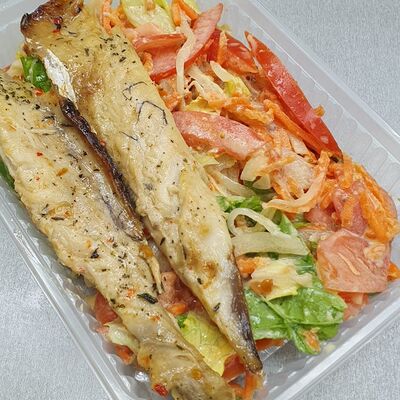 Запечённая рыбка с салатом в Шаверма-бар Рыба мОя по цене 400 ₽