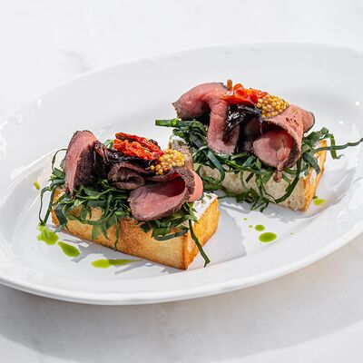 Брускетты с запеченной говядиной и карамелизированным луком в Brasserie Lambic по цене 790 ₽