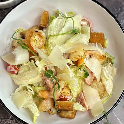 Цезарь с креветками в Рива Рум лаунж бар по цене 660 ₽