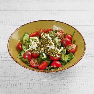 Салат из свежих овощей с сыром Чечил и тыквенными семечками в АндерСон по цене 580 ₽