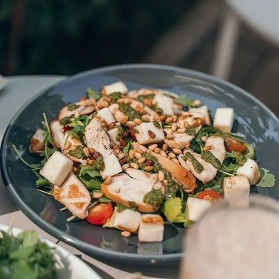 Салат У нас нет цезаря в Zanoza Open Bar по цене 790 ₽