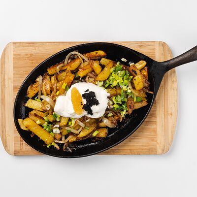 Картофель жареный с лисичками в сметане и икрой в Омулевочная по цене 500 ₽