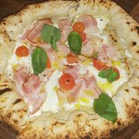 Пицца Визувиана с сырным бортом в Trattoria Napoli