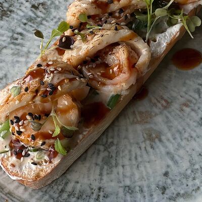 Брускетта с кальмаром и тигровой креветкой в Устрицы & танцы по цене 840 ₽