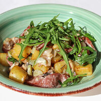 Салат с беконом и колбасками теплый в Пусан