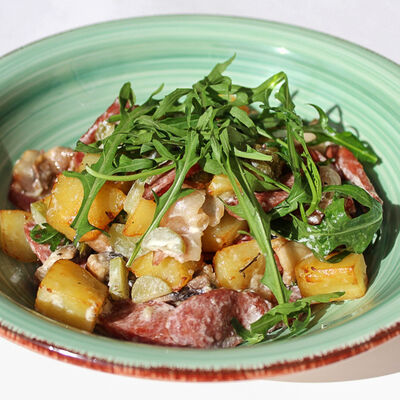 Салат с беконом и колбасками теплый в Пусан по цене 500 ₽