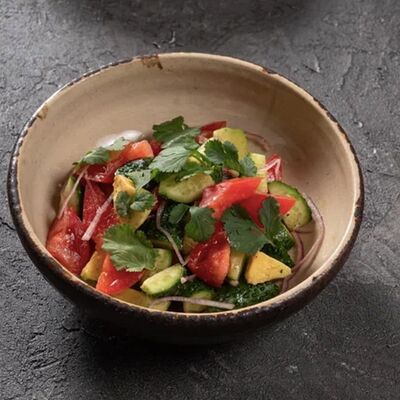Фермерский салат из свежих овощей с авокадо в Пламя и Вино по цене 640 ₽