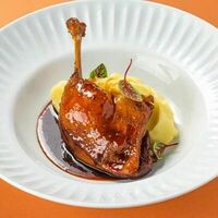 Утиная ножка конфи с пюре и ягодным соусом в Кафе Biscuit