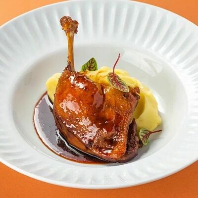 Утиная ножка конфи с пюре и ягодным соусом в Кафе Biscuit по цене 990 ₽